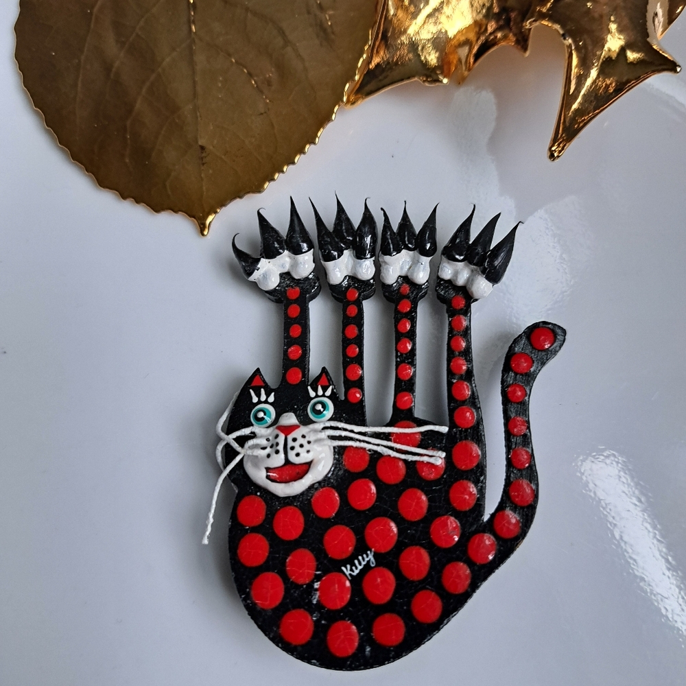 Kitchy Wooden Cat Brooch
